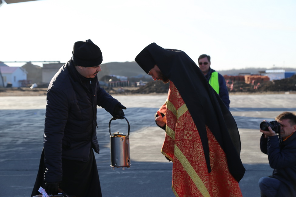 Благодатный огонь прибыл в столицу Дальнего Востока Первый молебен состоялся в аэропорту Хабаровск (Новый)