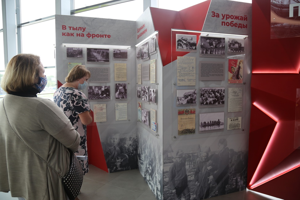 В международном аэропорту Хабаровск имени Г.И. Невельского открылась выставка «Хабаровский край – фронту»
