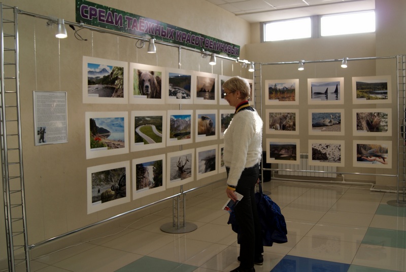 В аэропорту Хабаровск открылась фотовыставка, посвященная 75-летию Хабаровского края
