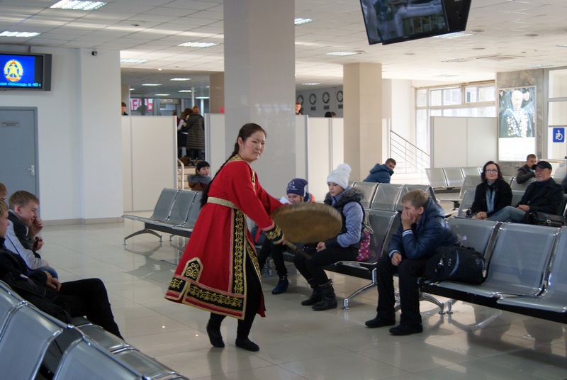 В аэропорту Хабаровск открылась фотовыставка, посвященная 75-летию Хабаровского края
