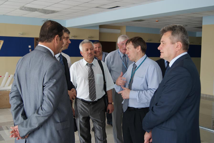 Олег Белозеров прибыл в аэропорт Хабаровск для осмотра подготовки объектов к саммиту АТЭС