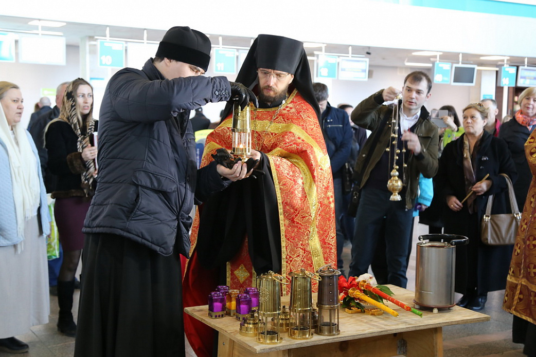 Благодатный огонь прибыл в столицу Дальнего Востока Первый молебен состоялся в аэропорту Хабаровск (Новый)
