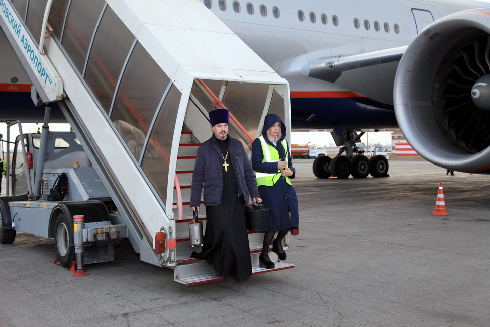 В международном аэропорту Хабаровск встретили Благодатный огонь