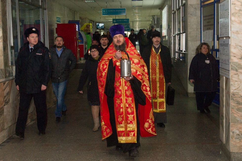 Аэропорт Хабаровск встретил Благодатный огонь