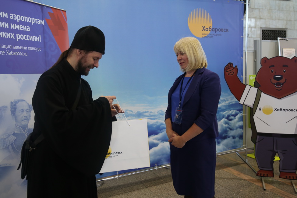 В аэропорту Хабаровск встретились с участником конкурса, первым предложившим назвать воздушную гавань именем адмирала Невельского
