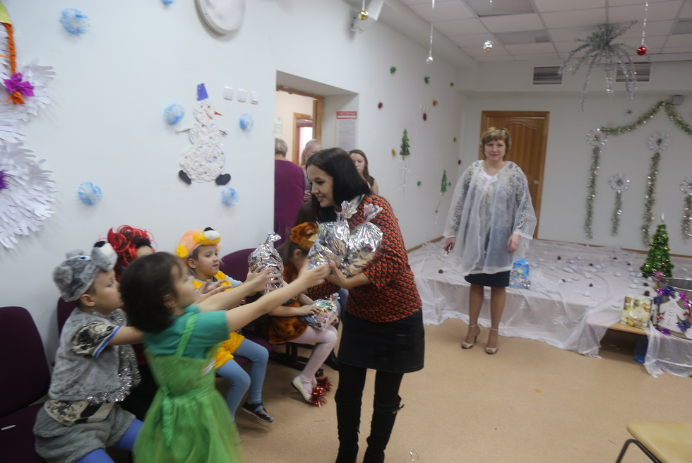 ОАО «Хабаровский аэропорт» поздравило воспитанников детского дома и пациентов детской больницы с Новым годом