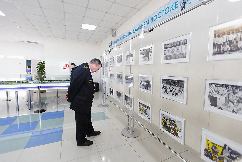 В аэропорту Хабаровск открылась фотовыставка «Хоккей с мячом на Дальнем Востоке»