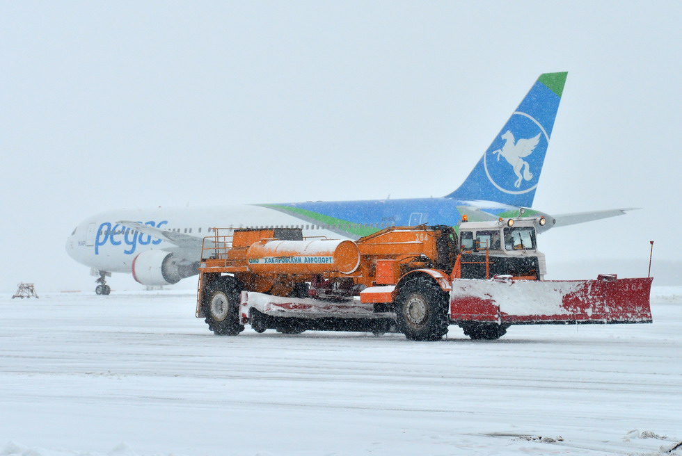 Аэропорт Хабаровск ликвидирует последствия снежного циклона