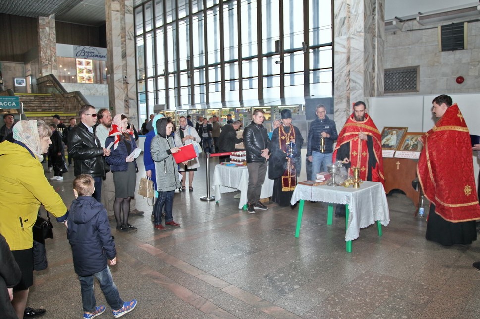 Молебен с Благодатным огнем состоялся в аэропорту Хабаровска