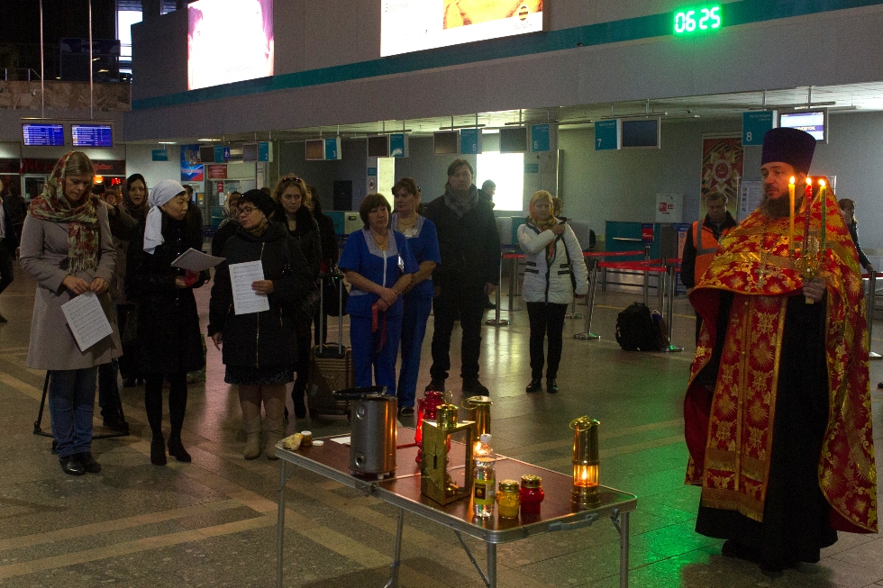 Аэропорт Хабаровск встретил Благодатный огонь