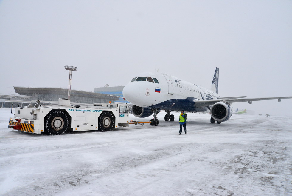 Аэропорт Хабаровск ликвидирует последствия снежного циклона