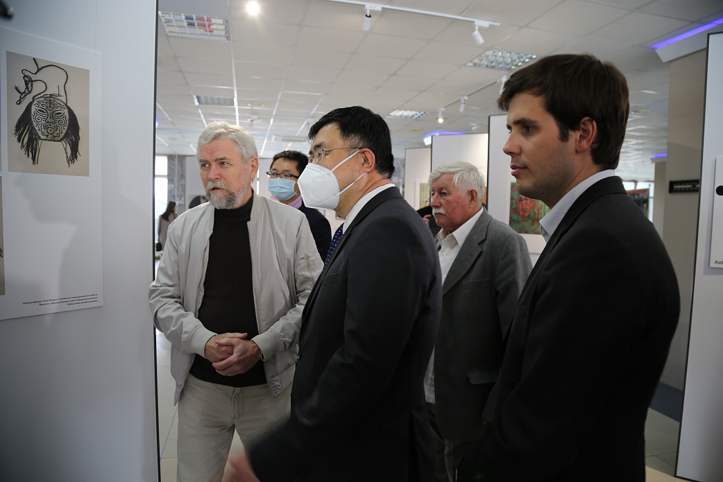 В аэропорту Хабаровск открылась международная выставка «Россия – Китай: перекрестки культур».