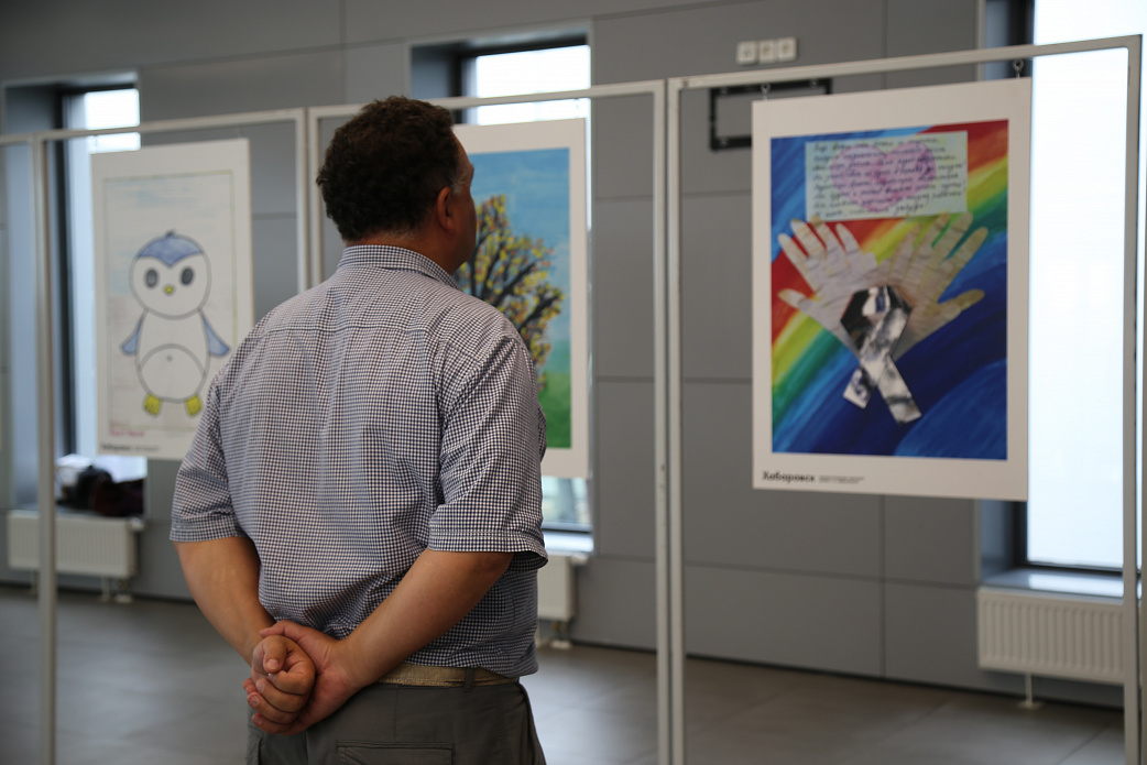 В международном аэропорту Хабаровск открыли новую выставку детских рисунков