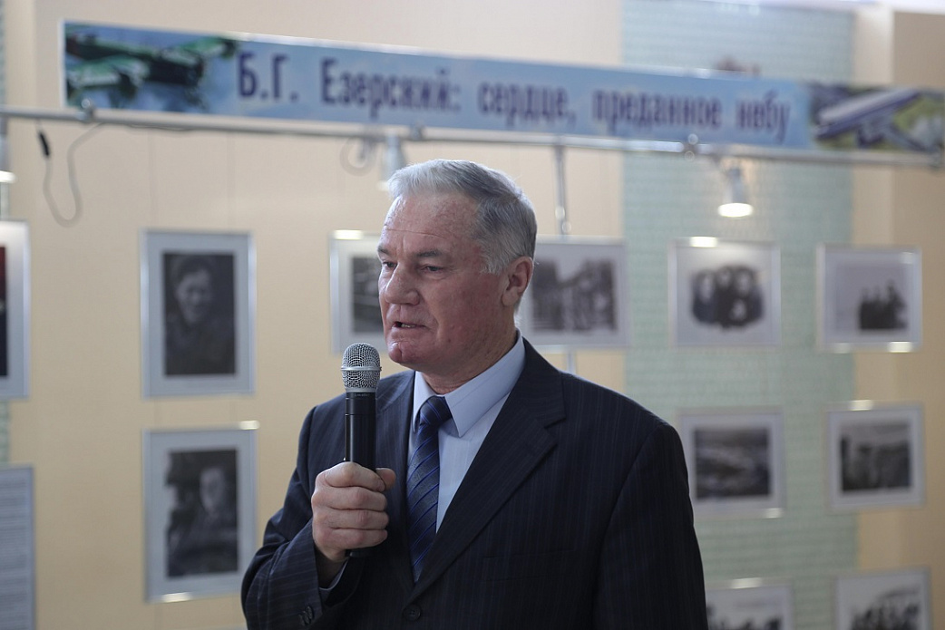 В аэропорту Хабаровск открылась фотовыставка, посвященная заслуженному дальневосточному авиатору
