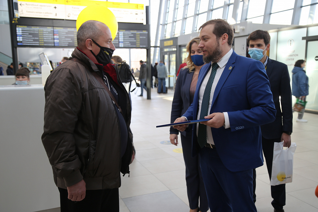 Юбилейного 10-ти тысячного пассажира «Хабаровских авиалиний» встретили сегодня в международном аэропорту Хабаровск